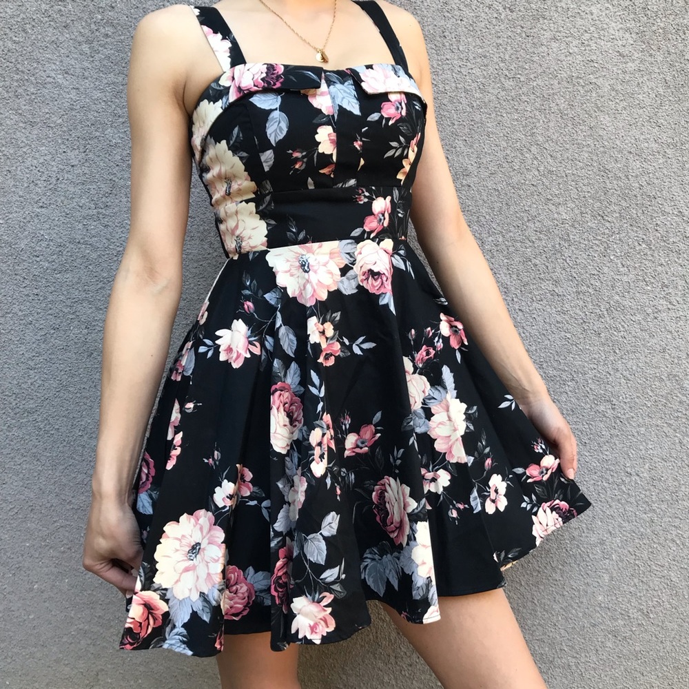 Cute, floral pinup dress!